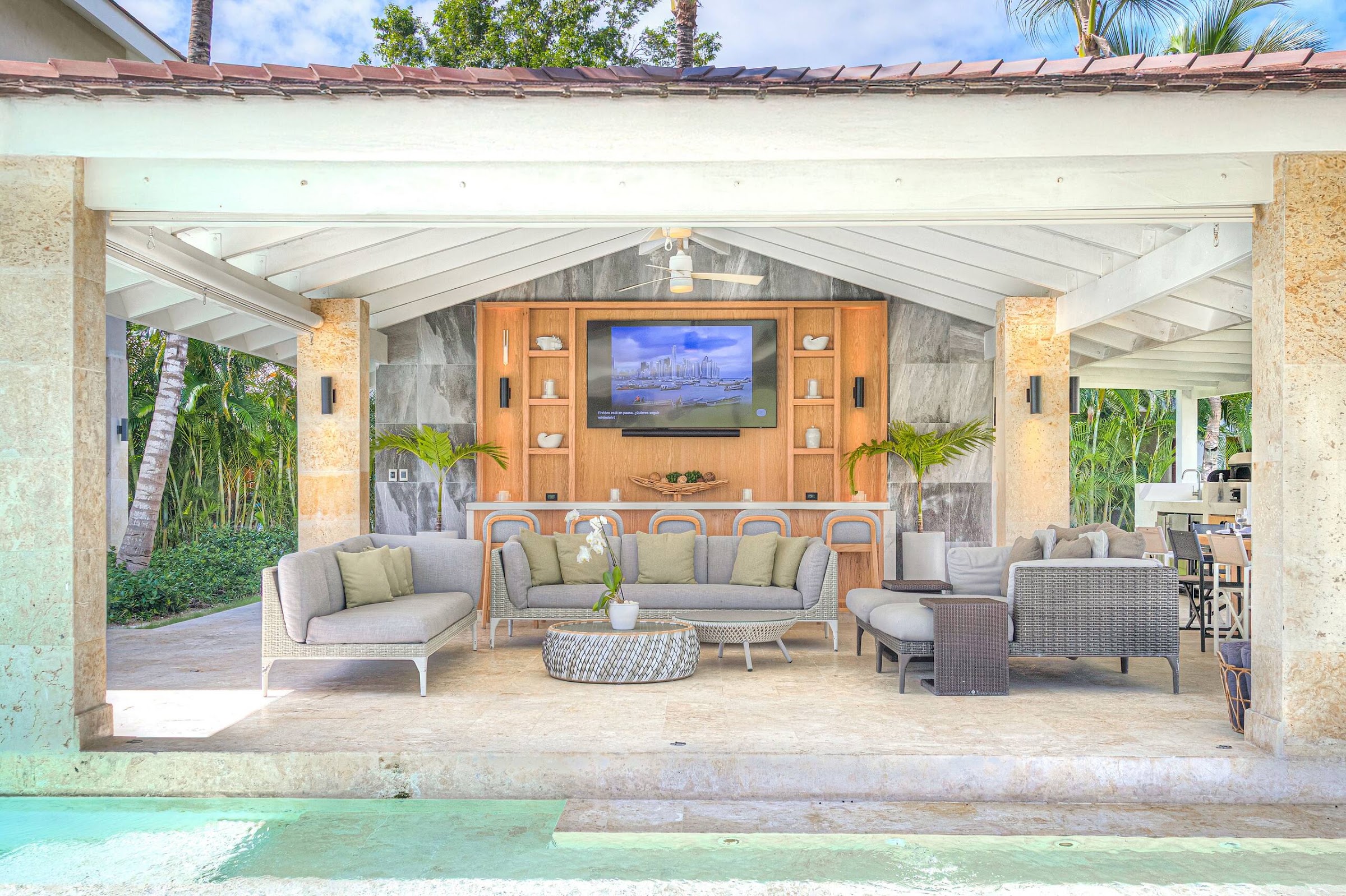 Covered terrace lounge
